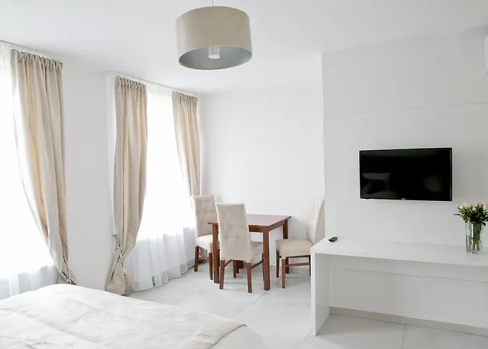 Elegant City Center Apartment 7A